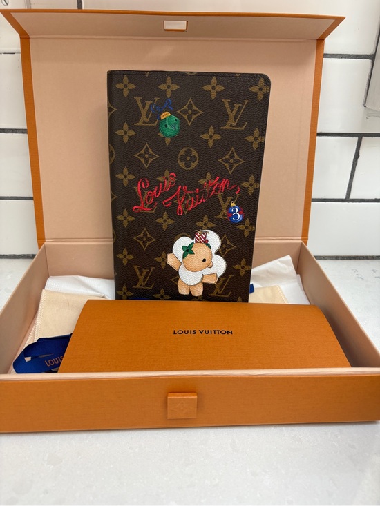 Louis Vuitton Other - Authentic Louis Vuitton Monogram Vivienne MM Notebook Cover